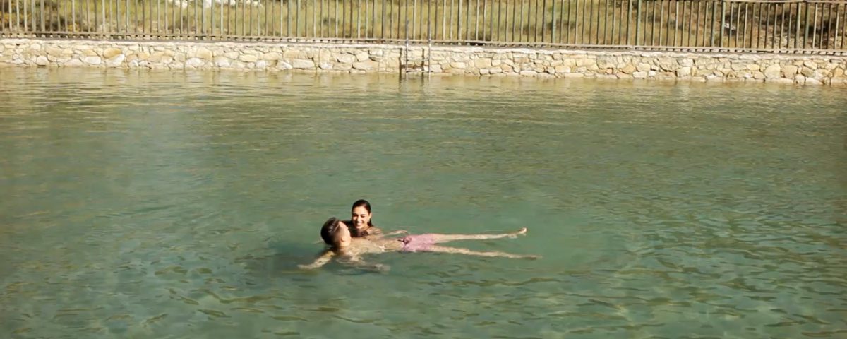 flotando en agua salada