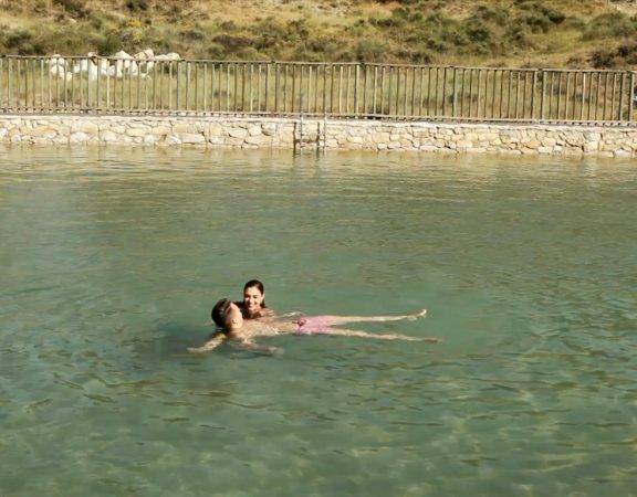 flotando en agua salada