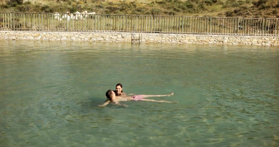 flotando en agua salada